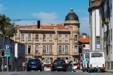 Porto ya da Oporto Portekiz 'in en büyük ikinci şehridir. Porto, Portekiz 'in Porto şehrinin tarihi merkezi olan Duoro nehri boyunca yer alan Ribeira Meydanı' ndaki evleriyle ünlüdür. UNESCO Dünya Mirasları Listesine eklendi 
