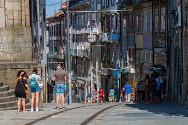 Porto ya da Oporto Portekiz 'in en büyük ikinci şehridir. Porto, Portekiz 'in Porto şehrinin tarihi merkezi olan Duoro nehri boyunca yer alan Ribeira Meydanı' ndaki evleriyle ünlüdür. UNESCO Dünya Mirasları Listesine eklendi 