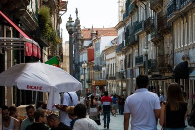 Porto ya da Oporto Portekiz 'in en büyük ikinci şehridir. Porto, Portekiz 'in Porto şehrinin tarihi merkezi olan Duoro nehri boyunca yer alan Ribeira Meydanı' ndaki evleriyle ünlüdür. UNESCO Dünya Mirasları Listesine eklendi 