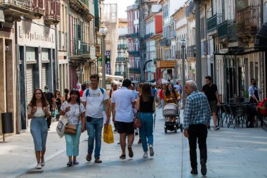 Porto ya da Oporto Portekiz 'in en büyük ikinci şehridir. Porto, Portekiz 'in Porto şehrinin tarihi merkezi olan Duoro nehri boyunca yer alan Ribeira Meydanı' ndaki evleriyle ünlüdür. UNESCO Dünya Mirasları Listesine eklendi 