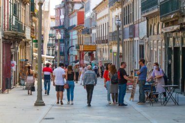 Porto ya da Oporto Portekiz 'in en büyük ikinci şehridir. Porto, Portekiz 'in Porto şehrinin tarihi merkezi olan Duoro nehri boyunca yer alan Ribeira Meydanı' ndaki evleriyle ünlüdür. UNESCO Dünya Mirasları Listesine eklendi 