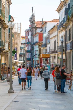 Porto ya da Oporto Portekiz 'in en büyük ikinci şehridir. Porto, Portekiz 'in Porto şehrinin tarihi merkezi olan Duoro nehri boyunca yer alan Ribeira Meydanı' ndaki evleriyle ünlüdür. UNESCO Dünya Mirasları Listesine eklendi 