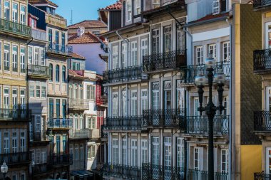 Porto ya da Oporto Portekiz 'in en büyük ikinci şehridir. Porto, Portekiz 'in Porto şehrinin tarihi merkezi olan Duoro nehri boyunca yer alan Ribeira Meydanı' ndaki evleriyle ünlüdür. UNESCO Dünya Mirasları Listesine eklendi 