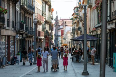 Porto ya da Oporto Portekiz 'in en büyük ikinci şehridir. Porto, Portekiz 'in Porto şehrinin tarihi merkezi olan Duoro nehri boyunca yer alan Ribeira Meydanı' ndaki evleriyle ünlüdür. UNESCO Dünya Mirasları Listesine eklendi 