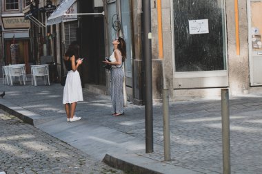 Portoor Oporto Portekiz 'in en büyük ikinci şehridir. Porto, Duoro nehri boyunca Porto 'nun tarihi merkezinde yer alan Ribeira Meydanı' ndaki evleriyle ünlüdür. UNESCO Dünya Mirasları Listesine eklendi 