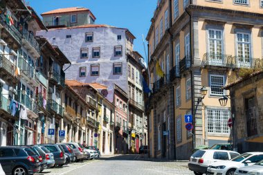 Portoor Oporto Portekiz 'in en büyük ikinci şehridir. Porto, Duoro nehri boyunca Porto 'nun tarihi merkezinde yer alan Ribeira Meydanı' ndaki evleriyle ünlüdür. UNESCO Dünya Mirasları Listesine eklendi 