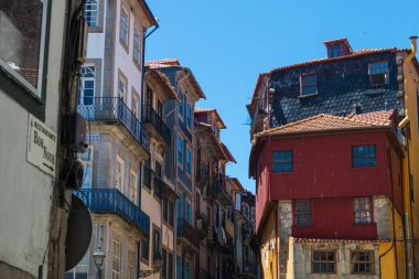 Portoor Oporto Portekiz 'in en büyük ikinci şehridir. Porto, Duoro nehri boyunca Porto 'nun tarihi merkezinde yer alan Ribeira Meydanı' ndaki evleriyle ünlüdür. UNESCO Dünya Mirasları Listesine eklendi 