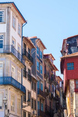 Portoor Oporto Portekiz 'in en büyük ikinci şehridir. Porto, Duoro nehri boyunca Porto 'nun tarihi merkezinde yer alan Ribeira Meydanı' ndaki evleriyle ünlüdür. UNESCO Dünya Mirasları Listesine eklendi 