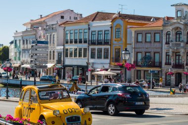 Portoor Oporto Portekiz 'in en büyük ikinci şehridir. Porto, Duoro nehri boyunca Porto 'nun tarihi merkezinde yer alan Ribeira Meydanı' ndaki evleriyle ünlüdür. UNESCO Dünya Mirasları Listesine eklendi 