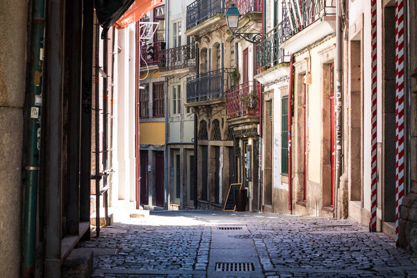 Portoor Oporto является вторым по величине городом Португалии. Порту знаменит своими домами на площади Рибейра, расположенными в историческом центре Порту, вдоль реки Дуоро. Он включен в Список всемирного наследия ЮНЕСКО
 