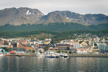 Burası şehir merkezinde dağlar, nehirler ve karla dolu. Ushuaia, Arjantin 'in Tierra del Fuego, Antrtida ve Islas del Atlntico Sur illerinin başkentidir.. 