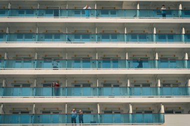 Burası şehir merkezinde dağlar, nehirler ve karla dolu. Ushuaia, Arjantin 'in Tierra del Fuego, Antrtida ve Islas del Atlntico Sur illerinin başkentidir.. 