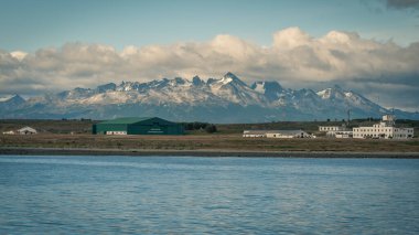 Burası şehir merkezinde dağlar, nehirler ve karla dolu. Ushuaia, Arjantin 'in Tierra del Fuego, Antrtida ve Islas del Atlntico Sur illerinin başkentidir.. 