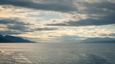 Burası şehir merkezinde dağlar, nehirler ve karla dolu. Ushuaia, Arjantin 'in Tierra del Fuego, Antrtida ve Islas del Atlntico Sur illerinin başkentidir.. 