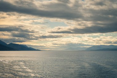 Burası şehir merkezinde dağlar, nehirler ve karla dolu. Ushuaia, Arjantin 'in Tierra del Fuego, Antrtida ve Islas del Atlntico Sur illerinin başkentidir.. 