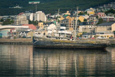 Burası şehir merkezinde dağlar, nehirler ve karla dolu. Ushuaia, Arjantin 'in Tierra del Fuego, Antrtida ve Islas del Atlntico Sur illerinin başkentidir..