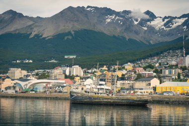 Burası şehir merkezinde dağlar, nehirler ve karla dolu. Ushuaia, Arjantin 'in Tierra del Fuego, Antrtida ve Islas del Atlntico Sur illerinin başkentidir..