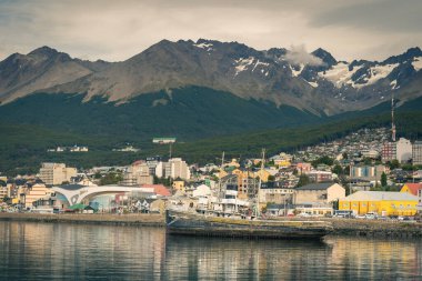 Burası şehir merkezinde dağlar, nehirler ve karla dolu. Ushuaia, Arjantin 'in Tierra del Fuego, Antrtida ve Islas del Atlntico Sur illerinin başkentidir..