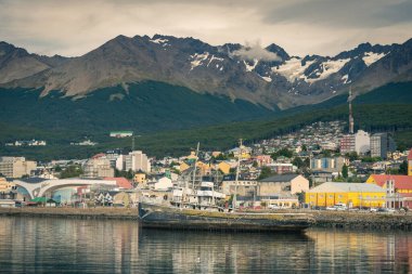 Burası şehir merkezinde dağlar, nehirler ve karla dolu. Ushuaia, Arjantin 'in Tierra del Fuego, Antrtida ve Islas del Atlntico Sur illerinin başkentidir..