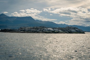 Burası şehir merkezinde dağlar, nehirler ve karla dolu. Ushuaia, Arjantin 'in Tierra del Fuego, Antrtida ve Islas del Atlntico Sur illerinin başkentidir..