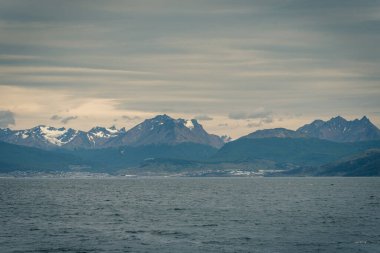 Burası şehir merkezinde dağlar, nehirler ve karla dolu. Ushuaia, Arjantin 'in Tierra del Fuego, Antrtida ve Islas del Atlntico Sur illerinin başkentidir..