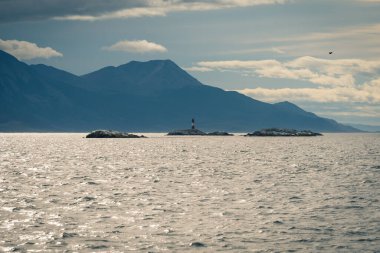 Burası şehir merkezinde dağlar, nehirler ve karla dolu. Ushuaia, Arjantin 'in Tierra del Fuego, Antrtida ve Islas del Atlntico Sur illerinin başkentidir..