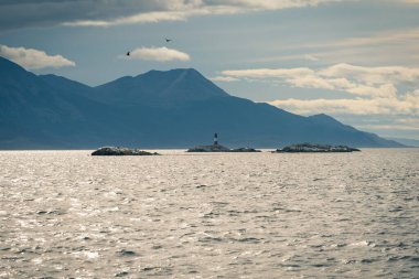 Burası şehir merkezinde dağlar, nehirler ve karla dolu. Ushuaia, Arjantin 'in Tierra del Fuego, Antrtida ve Islas del Atlntico Sur illerinin başkentidir..