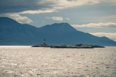 Burası şehir merkezinde dağlar, nehirler ve karla dolu. Ushuaia, Arjantin 'in Tierra del Fuego, Antrtida ve Islas del Atlntico Sur illerinin başkentidir..