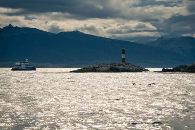 Burası şehir merkezinde dağlar, nehirler ve karla dolu. Ushuaia, Arjantin 'in Tierra del Fuego, Antrtida ve Islas del Atlntico Sur illerinin başkentidir..