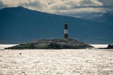 Burası şehir merkezinde dağlar, nehirler ve karla dolu. Ushuaia, Arjantin 'in Tierra del Fuego, Antrtida ve Islas del Atlntico Sur illerinin başkentidir..