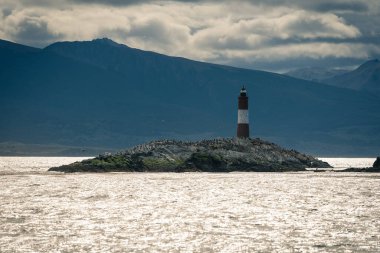 Burası şehir merkezinde dağlar, nehirler ve karla dolu. Ushuaia, Arjantin 'in Tierra del Fuego, Antrtida ve Islas del Atlntico Sur illerinin başkentidir..