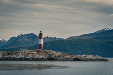 Burası şehir merkezinde dağlar, nehirler ve karla dolu. Ushuaia, Arjantin 'in Tierra del Fuego, Antrtida ve Islas del Atlntico Sur illerinin başkentidir..