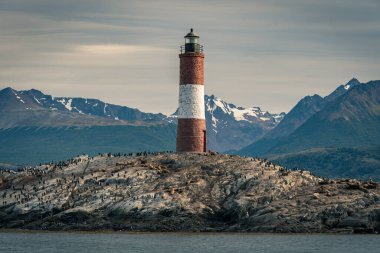 Burası şehir merkezinde dağlar, nehirler ve karla dolu. Ushuaia, Arjantin 'in Tierra del Fuego, Antrtida ve Islas del Atlntico Sur illerinin başkentidir..