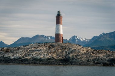 Burası şehir merkezinde dağlar, nehirler ve karla dolu. Ushuaia, Arjantin 'in Tierra del Fuego, Antrtida ve Islas del Atlntico Sur illerinin başkentidir..