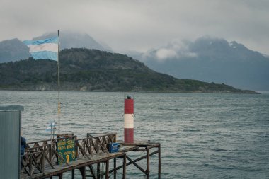 Burası şehir merkezinde dağlar, nehirler ve karla dolu. Ushuaia, Arjantin 'in Tierra del Fuego, Antrtida ve Islas del Atlntico Sur illerinin başkentidir..