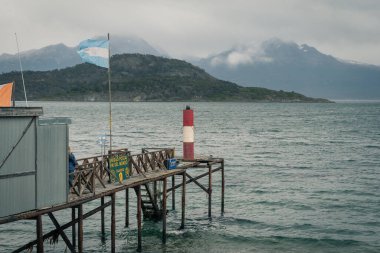 Burası şehir merkezinde dağlar, nehirler ve karla dolu. Ushuaia, Arjantin 'in Tierra del Fuego, Antrtida ve Islas del Atlntico Sur illerinin başkentidir..