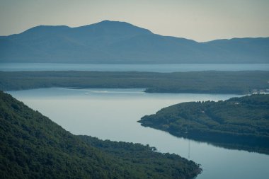 Burası şehir merkezinde dağlar, nehirler ve karla dolu. Ushuaia, Arjantin 'in Tierra del Fuego, Antrtida ve Islas del Atlntico Sur illerinin başkentidir..