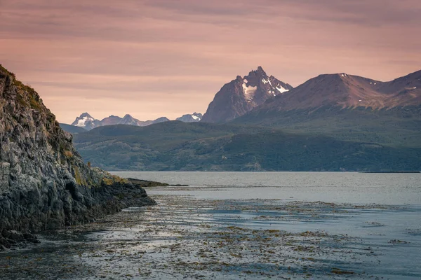 Burası şehir merkezinde dağlar, nehirler ve karla dolu. Ushuaia, Arjantin 'in Tierra del Fuego, Antrtida ve Islas del Atlntico Sur illerinin başkentidir..