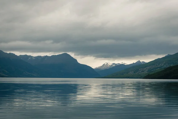 Burası şehir merkezinde dağlar, nehirler ve karla dolu. Ushuaia, Arjantin 'in Tierra del Fuego, Antrtida ve Islas del Atlntico Sur illerinin başkentidir..