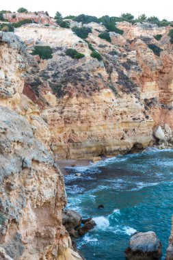 Algarve, Lizbon: 10 / 06 / 2020: Atlantik Okyanusu kıyısında yüksek kayalıkları olan Lagos kasabası yakınlarındaki güzel körfez. Algarve, Portekiz kıtasının en güneydeki bölgesidir..