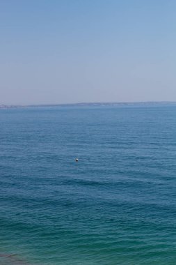 Algarve, Lisbon. Atlantik Okyanusu kıyısında yüksek uçurumları olan Lagos kasabası yakınlarındaki güzel körfez. Algarve, Portekiz kıtasının en güneydeki bölgesidir..