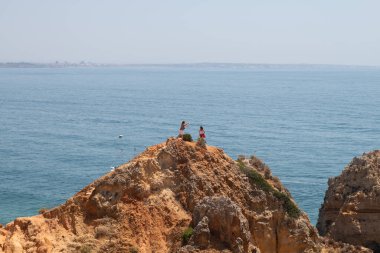 Algarve, Lisbon. Atlantik Okyanusu kıyısında yüksek uçurumları olan Lagos kasabası yakınlarındaki güzel körfez. Algarve, Portekiz kıtasının en güneydeki bölgesidir..