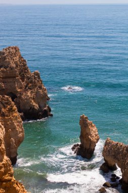 Atlantik Okyanusu kıyısında yüksek uçurumları olan Lagos kasabası yakınlarındaki güzel körfez. Algarve, Portekiz kıtasının en güneyindeki bölgedir..