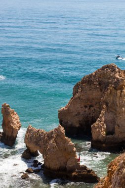 Atlantik Okyanusu kıyısında yüksek uçurumları olan Lagos kasabası yakınlarındaki güzel körfez. Algarve, Portekiz kıtasının en güneyindeki bölgedir..