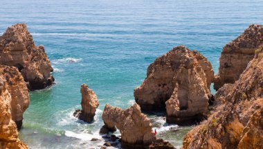 Atlantik Okyanusu kıyısında yüksek uçurumları olan Lagos kasabası yakınlarındaki güzel körfez. Algarve, Portekiz kıtasının en güneyindeki bölgedir..