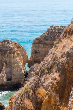 Atlantik Okyanusu kıyısında yüksek uçurumları olan Lagos kasabası yakınlarındaki güzel körfez. Algarve, Portekiz kıtasının en güneyindeki bölgedir..