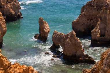 Atlantik Okyanusu kıyısında yüksek uçurumları olan Lagos kasabası yakınlarındaki güzel körfez. Algarve, Portekiz kıtasının en güneyindeki bölgedir..