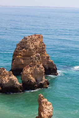 Atlantik Okyanusu kıyısında yüksek uçurumları olan Lagos kasabası yakınlarındaki güzel körfez. Algarve, Portekiz kıtasının en güneyindeki bölgedir..