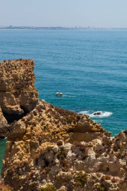 Algarve, Lisbon. Atlantik Okyanusu kıyısında yüksek uçurumları olan Lagos kasabası yakınlarındaki güzel körfez. Algarve, Portekiz kıtasının en güneydeki bölgesidir..
