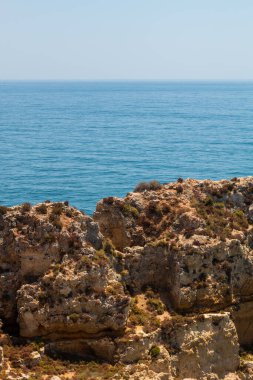 Atlantik Okyanusu kıyısında yüksek uçurumları olan Lagos kasabası yakınlarındaki güzel körfez. Algarve, Portekiz kıtasının en güneyindeki bölgedir..